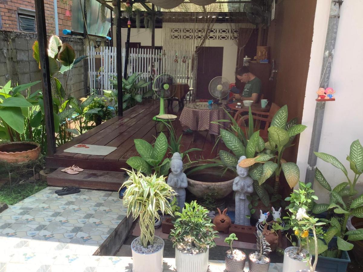 Tata Guesthouse Chiang Mai Exteriör bild