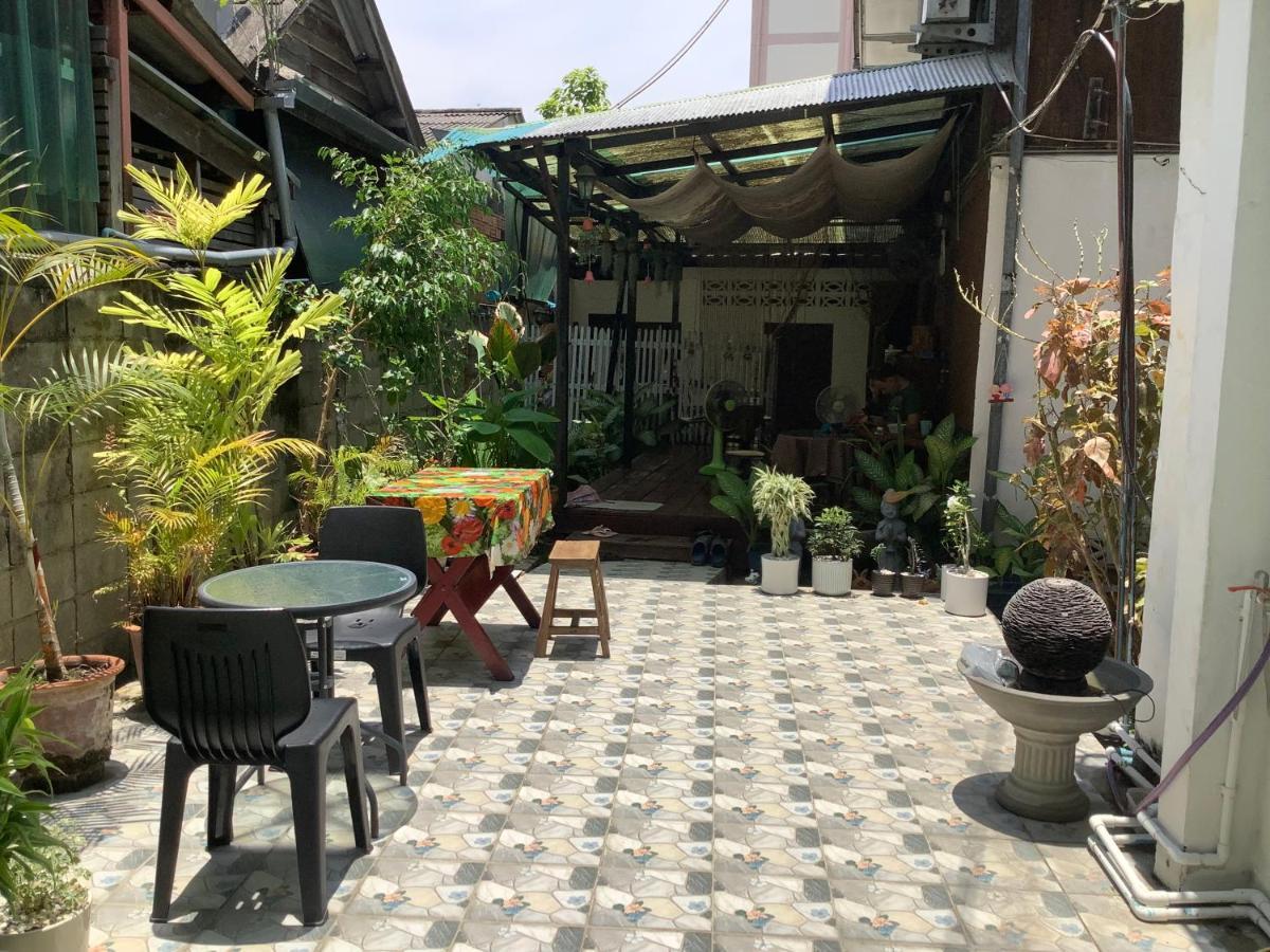 Tata Guesthouse Chiang Mai Exteriör bild
