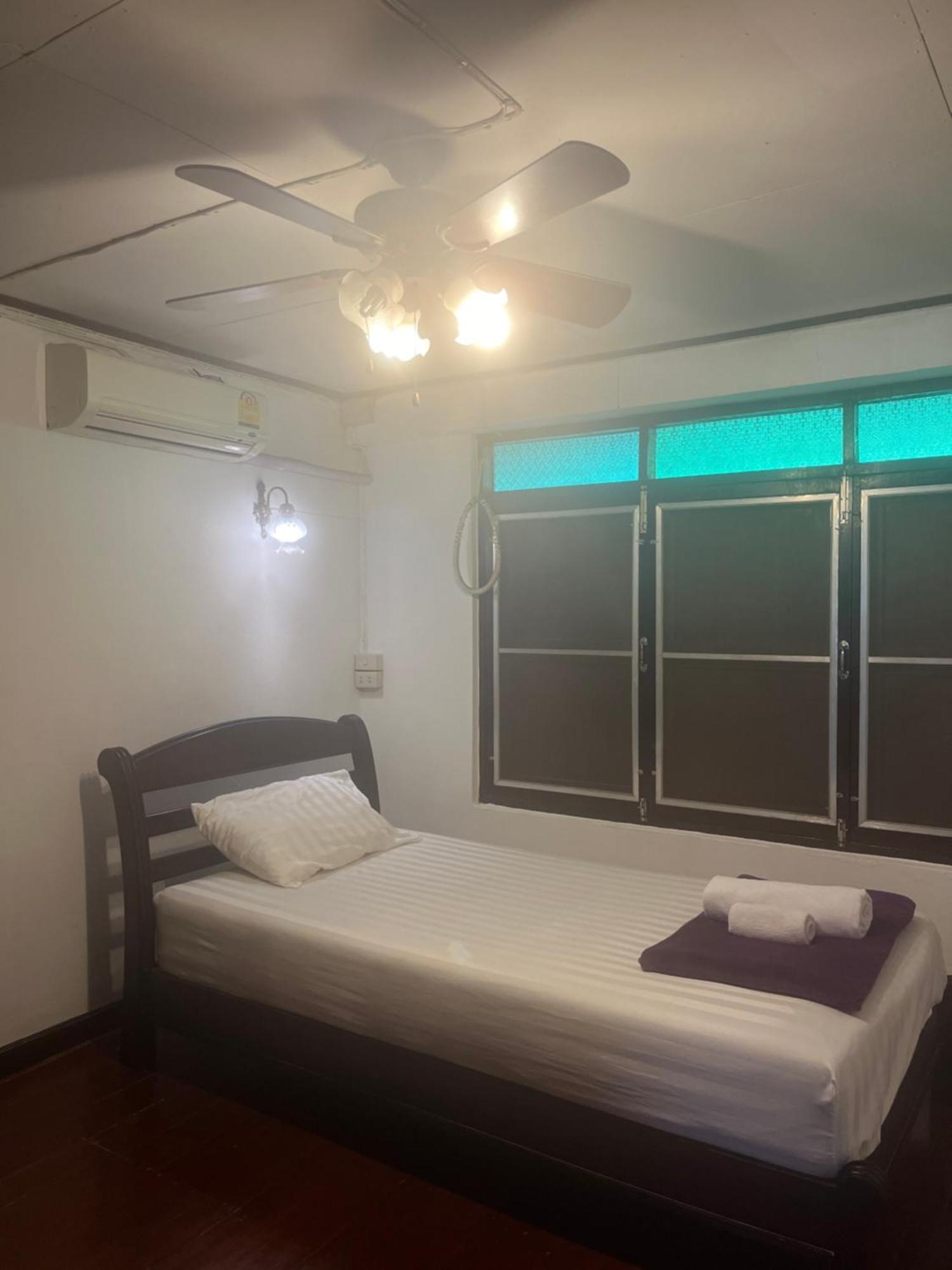 Tata Guesthouse Chiang Mai Exteriör bild
