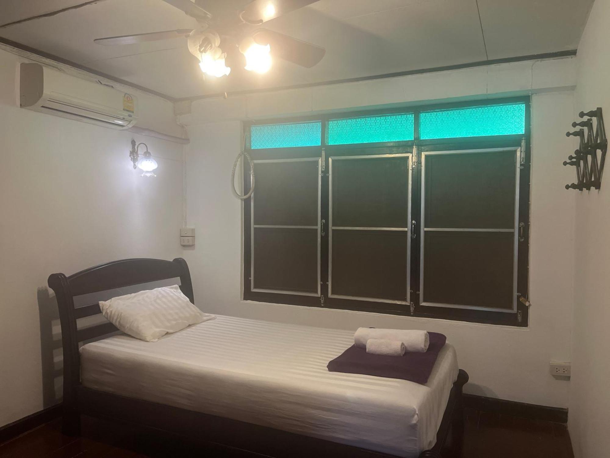 Tata Guesthouse Chiang Mai Exteriör bild