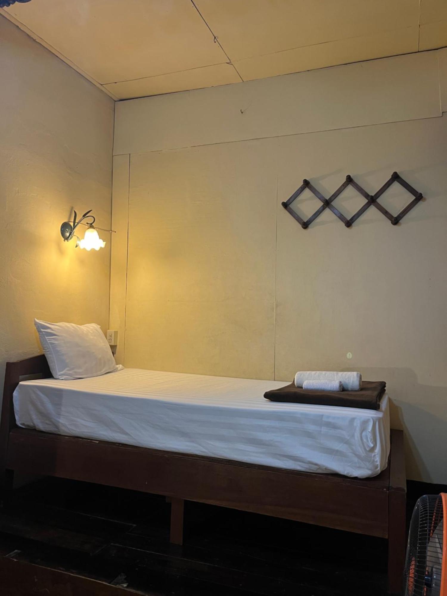 Tata Guesthouse Chiang Mai Exteriör bild