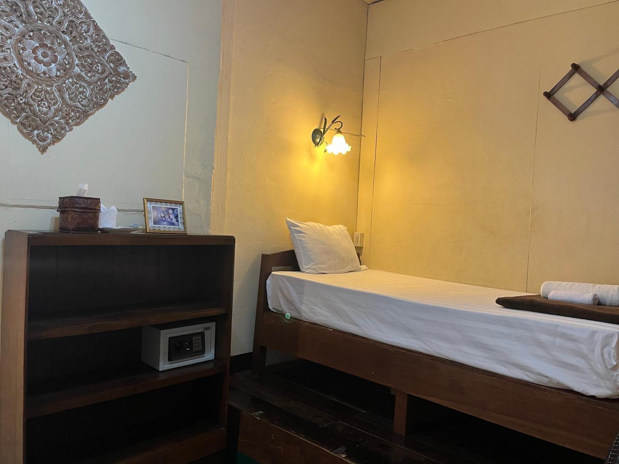 Tata Guesthouse Chiang Mai Exteriör bild