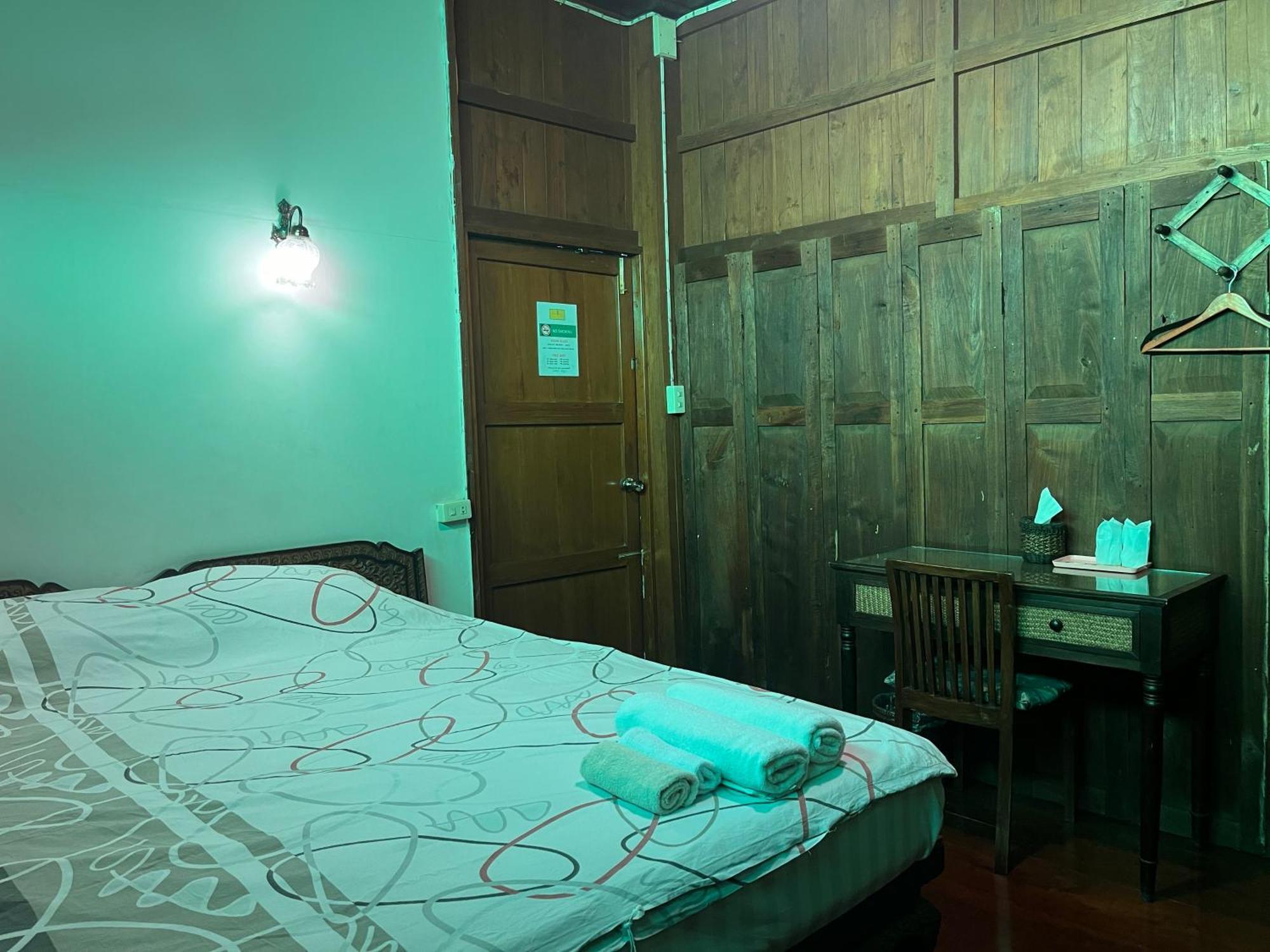 Tata Guesthouse Chiang Mai Exteriör bild