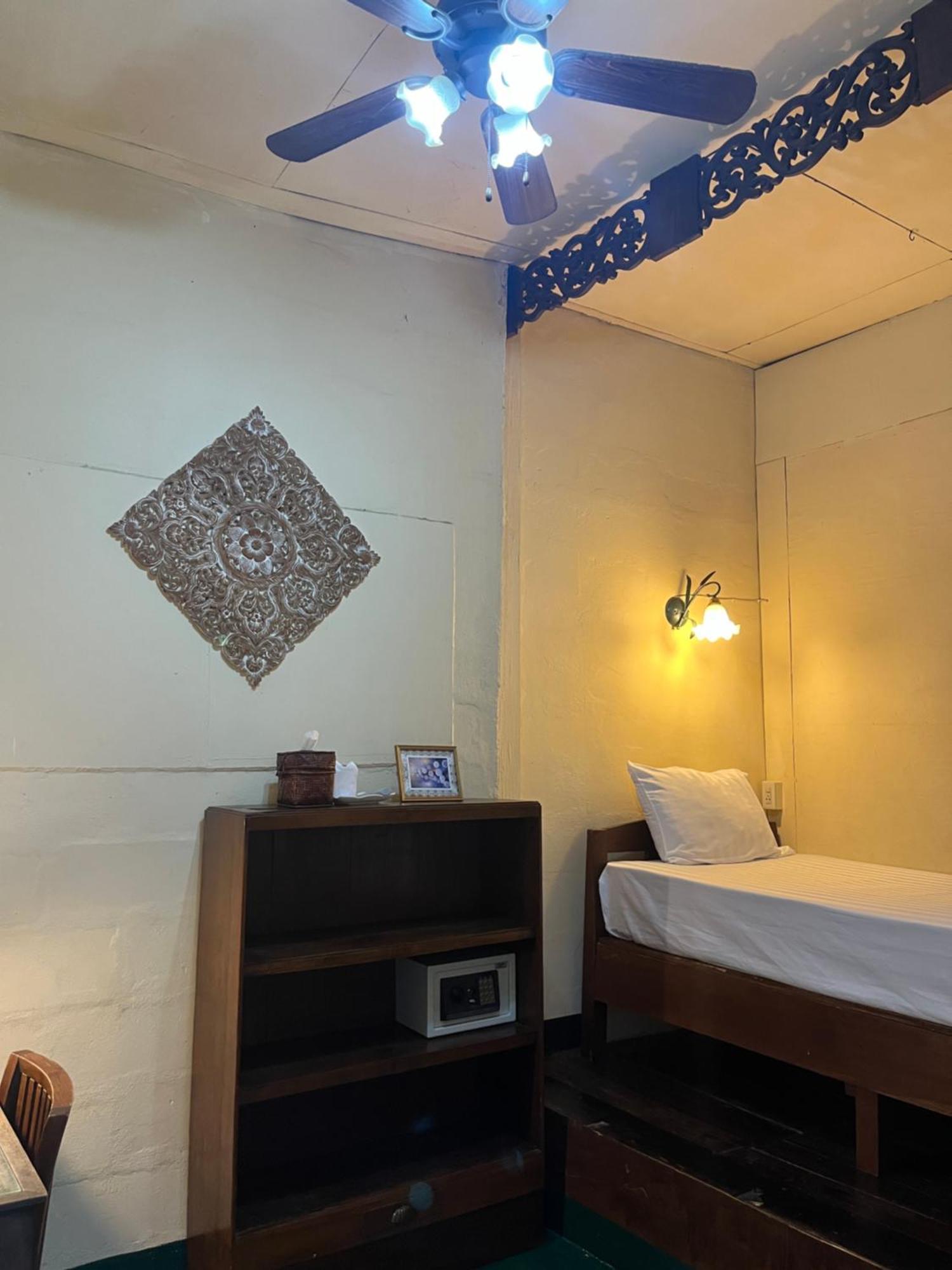 Tata Guesthouse Chiang Mai Exteriör bild